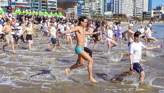 [부산=뉴시스] 하경민 기자 = '제38회 부산 북극곰 축제'가 열린 9일 부산 수영구 광안리해수욕장에서 시민과 관광객 등 인간 북극곰들이 차가운 겨울바다에 뛰어들며 건강미를 뽐내고 있다. (사진=부산일보 제공) 2025.02.09. yulnetphoto@newsis.com *재판매 및 DB 금지