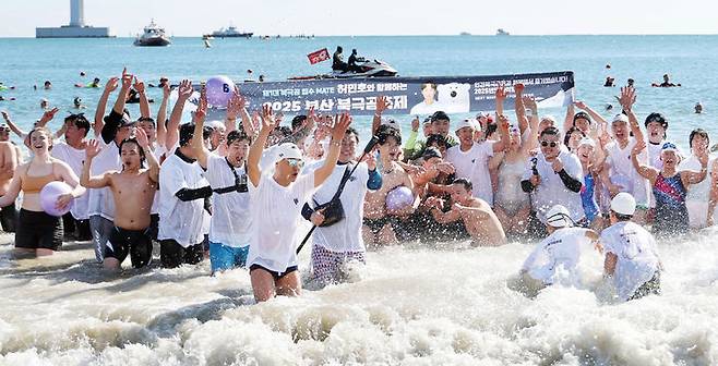 [부산=뉴시스] 하경민 기자 = '제38회 부산 북극곰 축제'가 열린 9일 부산 수영구 광안리해수욕장에서 시민과 관광객 등 인간 북극곰들이 차가운 겨울바다에 뛰어들며 건강미를 뽐내고 있다. (사진=부산일보 제공) 2025.02.09. yulnetphoto@newsis.com *재판매 및 DB 금지