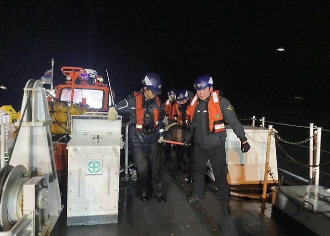 [여수=뉴시스] 박기웅 기자 = 9일 오전 1시41분께 전남 여수시 하백도 동쪽 약 17㎞ 해상에서 139t급 어선 22서경호의 침몰 추정 사고가 발생, 해경이 구조한 선원을 이송하고 있다. (사진 = 여수해양경찰서 제공) 2025.02.09. photo@newsis.com *재판매 및 DB 금지