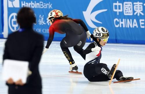 쇼트트랙 여자 계주 결승, 넘어지는 김길리 쇼트트랙 여자 계주 결승, 넘어지는 김길리     (하얼빈=연합뉴스) 서대연 기자 = 9일 중국 하얼빈 헤이룽장 빙상훈련센터에서 열린 동계아시안게임 쇼트트랙 여자 3000m 계주 결승에서 김길리가 넘어지고 있다. 2025.2.9     dwise@yna.co.kr (끝)   <저작권자(c) 연합뉴스, 무단 전재-재배포, AI 학습 및 활용 금지>