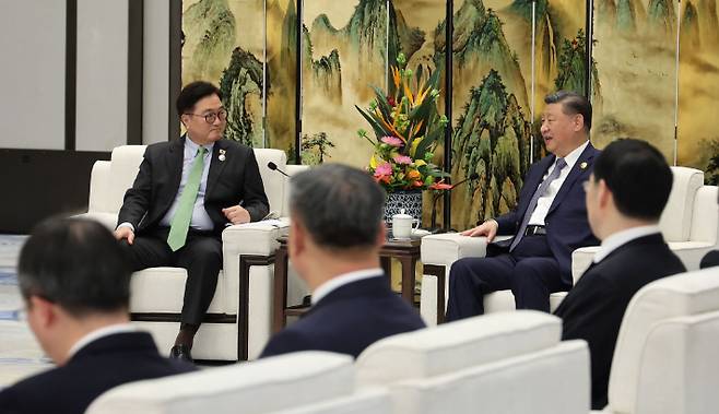 우원식 국회의장이 7일 중국 헤이룽장성 하얼빈시 타이양다오호텔에서 시진핑 중국 국가주석을 접견하고 있다. 국회의장실 제공