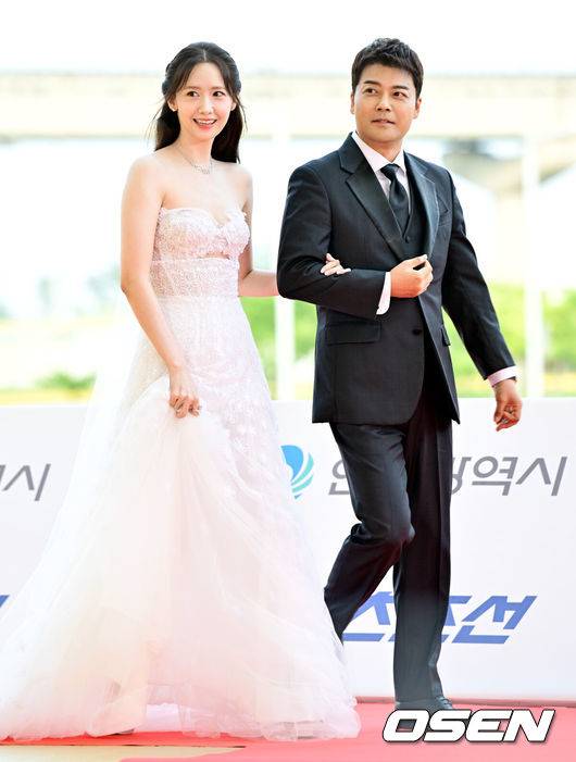 [OSEN=조은정 기자]제3회 청룡시리즈어워즈 레드카펫 및 포토월 행사가 19일 인천 파라다이스시티에서 열렸다.청룡시리즈어워즈는 2022년 대한민국 최초로 시도된 오리지널 스트리밍 시리즈를 대상으로 하는 시상식이다. 사회는 전현무와 임윤아로 3년 연속 호흡을 맞춘다.배우 임윤아, 전현무가 포즈를 취하고 있다. 2024.07.19 /cej@osen.co.kr