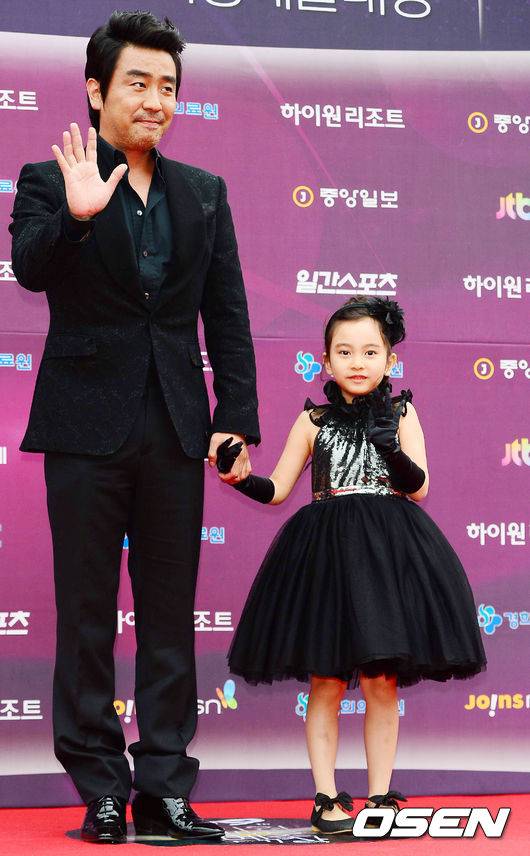 [OSEN=민경훈 기자] 9일 오후 서울 동대문구 회기동 경희대학교 평화의전당에서 열린 '제49회 백상예술대상'에서 배우 류승룡과 갈소원이 포토월에서 포즈를 취하고 있다. 2013.05.09 / rumi@osen.co.kr