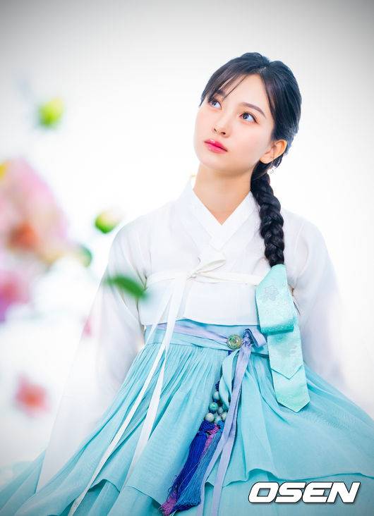 [OSEN=민경훈 기자] 배우 갈소원이 서울 마포구 합정동 OSEN 사옥에서 한복 인터뷰를 가졌다.2013년 개봉한 영화 ‘7번방의 선물’에서 이예승 역으로 주목을 받은 배우 갈소원은 드라마 ‘내 딸, 금사월’, ‘화려한 유혹’, ‘닥터스’, ‘푸른 바다의 전설’, ‘화유기’, ‘내일’, ‘클리닝 업’, ‘딜리버리맨’ 등에 출연했다. 최근에는 세븐틴 유닛 부석순의 신곡 ‘청바지’ 뮤직비디오에 출연해 화제를 모았다.배우 갈소원이 카메라 앞에서 포즈를 취하고 있다. 2025.01.27 / rumi@osen.co.kr