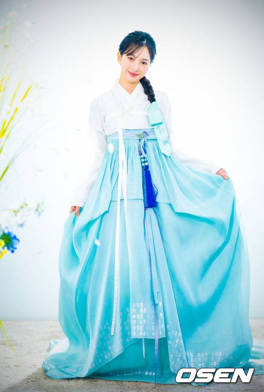 [OSEN=민경훈 기자] 배우 갈소원이 서울 마포구 합정동 OSEN 사옥에서 한복 인터뷰를 가졌다.2013년 개봉한 영화 ‘7번방의 선물’에서 이예승 역으로 주목을 받은 배우 갈소원은 드라마 ‘내 딸, 금사월’, ‘화려한 유혹’, ‘닥터스’, ‘푸른 바다의 전설’, ‘화유기’, ‘내일’, ‘클리닝 업’, ‘딜리버리맨’ 등에 출연했다. 최근에는 세븐틴 유닛 부석순의 신곡 ‘청바지’ 뮤직비디오에 출연해 화제를 모았다.배우 갈소원이 카메라 앞에서 포즈를 취하고 있다. 2025.01.27 / rumi@osen.co.kr