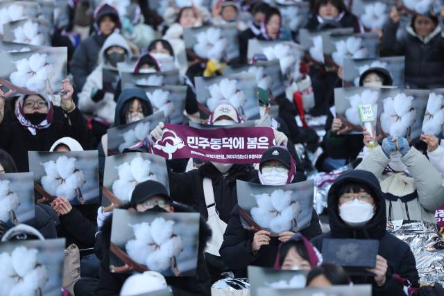 ▲동덕여대 재학생연합이 9일 서울 종로구 북인사마당에서 열린 동덕여대 재단 규탄 집회에서 구호를 외치고 있다. 재학생연합은 이날 지난해 남녀공학 전환에 반발한 학생들의 시위 당시 학교 건물 훼손에 대한 학교 측의 고소 취하 등을 요구했다. ⓒ연합뉴스