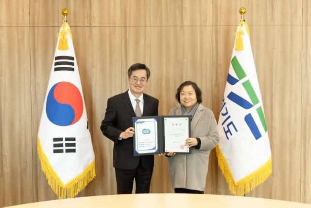 지난달 17일 김동연 지사(왼쪽)로부터 임명장을 받는 인재근 경기도경제과학진흥원 이사장. 경기도 제공