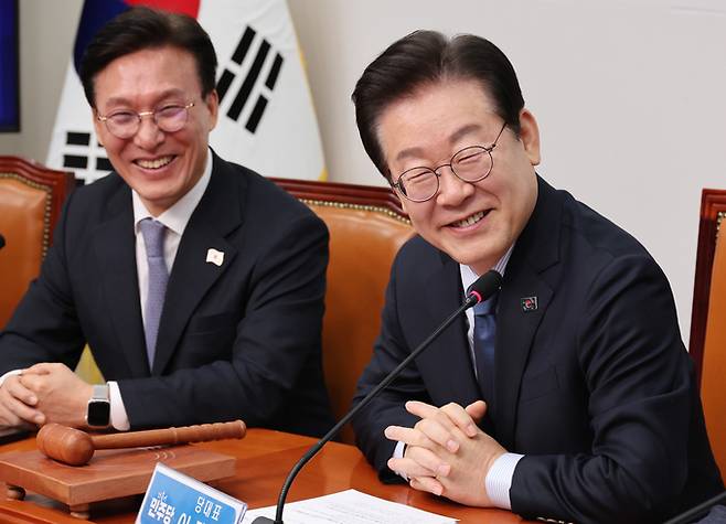 이재명(오른쪽) 더불어민주당 대표가 7일 오전 서울 여의도 국회에서 열린 최고위원회의에서 지명직 최고위원에 임명된 홍성국 전 의원에게 얘기하며 미소짓고 있다. 왼쪽은 김민석 최고위원.&nbsp; &nbsp; 뉴시스