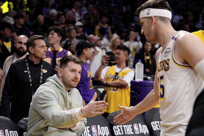 루카 돈치치와 하이파이브하는 오스틴 리브스.  로스앤젤레스 | AP연합뉴스