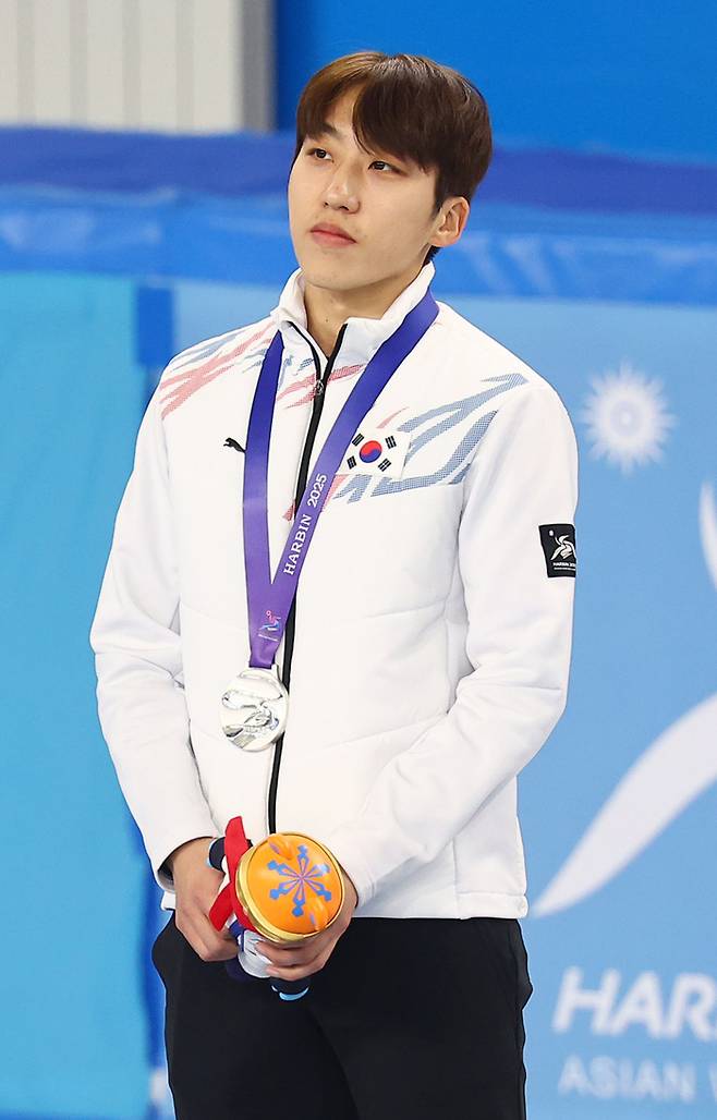 9일 중국 하얼빈 헤이룽장 빙상훈련센터 다목적홀에서 열린 하얼빈 동계아시안게임 쇼트트랙 남자 1,000m 시상식에서 은메달을 차지한 박지원이 시상대에 올라 포즈를 취하고 있다. 연합뉴스