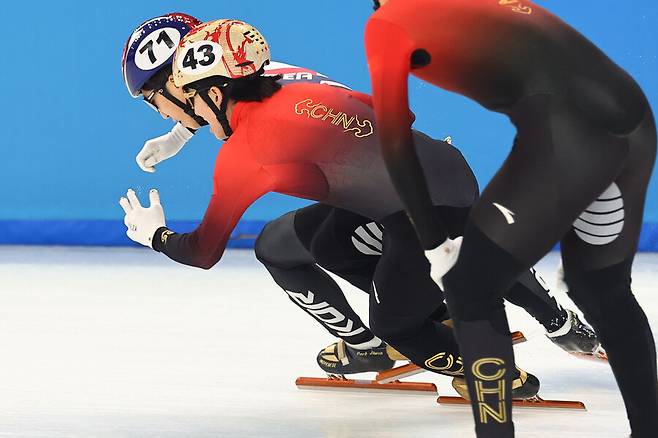 ▲ 한국 쇼트트랙 남자 대표팀(박지원, 장성우, 박장혁, 김태성)은 9일 중국 하얼빈 헤이룽장 빙상훈련센터 다목적홀에서 열린 ‘2025 하얼빈 동계 아시안게임’ 쇼트트랙 남자 5000m 계주 결승전에서 아쉽게 실격 처리돼 노메달에 머물렀다. 경기 내내 선두를 달렸지만 석연찮은 판정에 고개를 떨궈야 했다 ⓒ연합뉴스