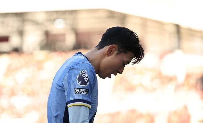 ▲ 토트넘 홋스퍼 주장 손흥민은 이겨도 고개를 숙이고 패해도 고개를 숙인다. 책임의 무게가 너무 과한 측면이 있다. ⓒ연합뉴스/REUTERS/EPA