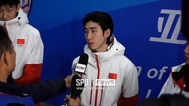 ▲ 한국 국가대표로 활약했던 린샤오쥔이 이번 대회부터 중국 국가대표로 출전했다. 2020년 중국을 선택했고 하얼빈에서 열린 동계아시안게임에 오성홍기를 가슴에 달고 빙판 위를 누볐다. 남자 500m 결승에서 금메달을 딴 이후&nbsp;흘렸던 눈물에 대해 "나도 모르겠다. 울컥했다"고 말했고, 5000m 계주에서 동메달에 "금메달을 따고 싶었는데 아쉽다"라고 답했다 ⓒ스포티비뉴스DB
