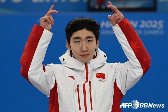 중국의 린샤오쥔이 8일 중국 헤이룽장성 하얼빈 빙상훈련센터에서 열린 '2025 하얼빈 동계아시안게임 쇼트트랙 남자 500m 시상식에서 금메달을 따고 기뻐하고 있다. /AFPBBNews=뉴스1