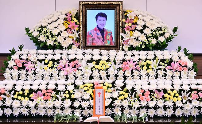 심장마비로 별세한 '국민 트로트 가수' 故송대관(향년 78세)의 빈소가 7일 오후 서울 종로구 서울대학교병원 장례식장에  마련됐다. 발인은 9일 오전 11시, 장지는 서울추모공원. /사진공동취재단 2025.02.07 /사진=이동훈 photoguy@