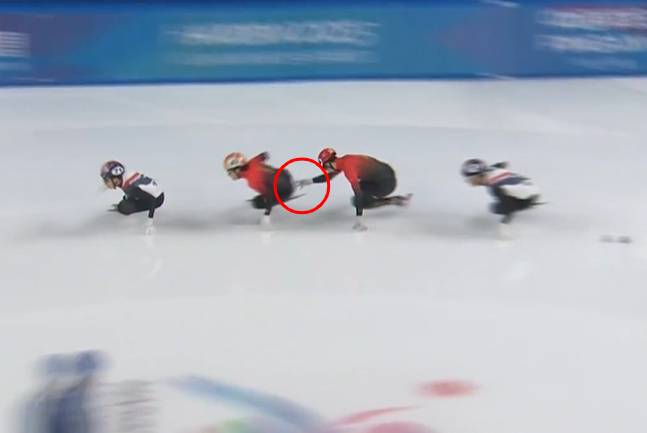 8일 열린 추월한 2025 하얼빈 동계 아시안게임 쇼트트랙 남자 500m 결승에서 박지원(왼쪽부터)과 2위로 달리는 린샤오쥔의 엉덩이를 밀어주고 있는 쑨룽./사진=스포티비 나우 중계화면 갈무리