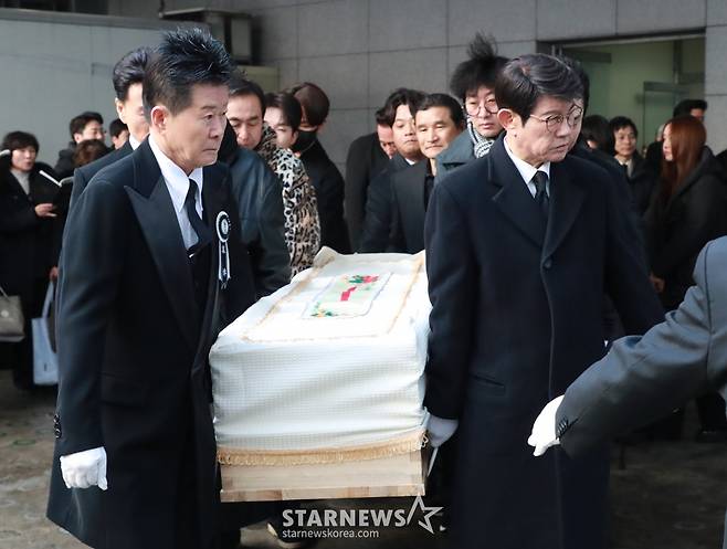'국민 트로트 가수' 故송대관의 발인제가 엄수된 9일 오전, 서울 종로구 서울대학교병원 장례식장에서 동료가수 태진아, 설운도 등이유해를 운구되고 있다. /2025.02.09 /사진=이동훈 photoguy@