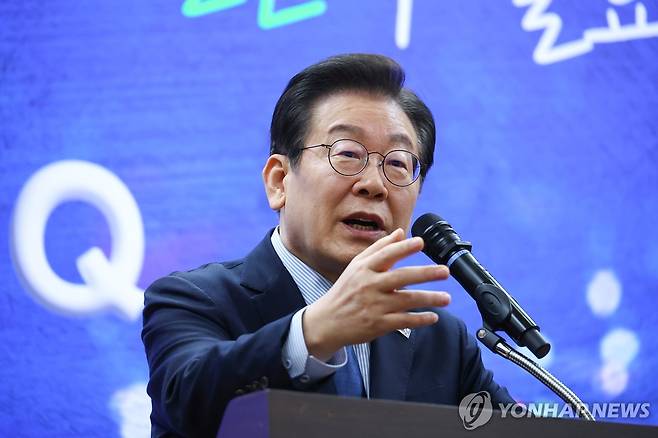 '모두의질문Q' 출범식 (서울=연합뉴스) 류영석 기자 = 더불어민주당 이재명 대표가 7일 서울 여의도 국회 의원회관에서 열린 정책소통플랫폼 '모두의질문Q' 출범식에서 격려사를 하고 있다. 2025.2.7 ondol@yna.co.kr