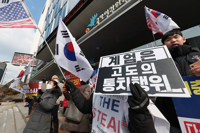 국가인권위원회 제2차 전원위원회가 열리는 10일 서울 중구 국가인권위원회 앞에서 윤석열 대통령 지지자들이 ‘윤 대통령 탄핵심판 방어권 보장 안건’ 통과를 촉구하고 있다. (사진=연합뉴스)