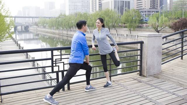 운동 전에는 동적, 운동 후에는 정적 스트레칭을 실천하는 것이 도움이 된다｜출처: 게티이미지뱅크