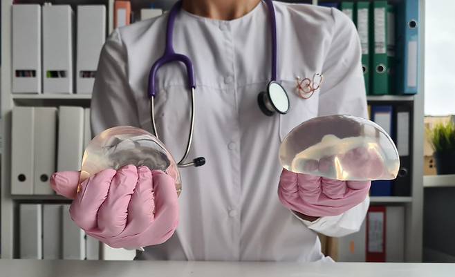 성형외과 의사들에 따르면 한때 브라질식 엉덩이 리프트, 가슴 확대술, 입술 필러를 유행시켰던 소위 '카다시안' 룩이 더 이상 인기 있는 트렌드가 아니라고 미국 일간지 뉴욕포스트가 보도했다. 위 사진은 참고를 위한 것으로 기사와 직접적인 관계없음. [사진=게티이미지뱅크]