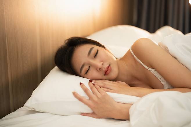 소화불량이나 요로감염, 코막힘 등 특정 문제를 경험하고 있다면 수면 자세를 바꿔 증상을 어느 정도 완화할 수 있다. [사진=게티이미지뱅크]
