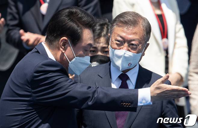 윤석열 대통령이 2022년 5월 10일 오전 서울 여의도 국회 본관 앞에서 열린 제20대 대통령 취임식을 마친 후 문재인 전 대통령을 환송하고 있다. 2022.5.10/뉴스1 ⓒ News1 이재명 기자