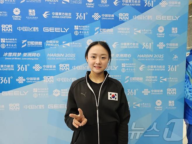 피겨 첫 훈련을 마친 뒤 V자를 그린 김채연ⓒ News1 안영준 기자