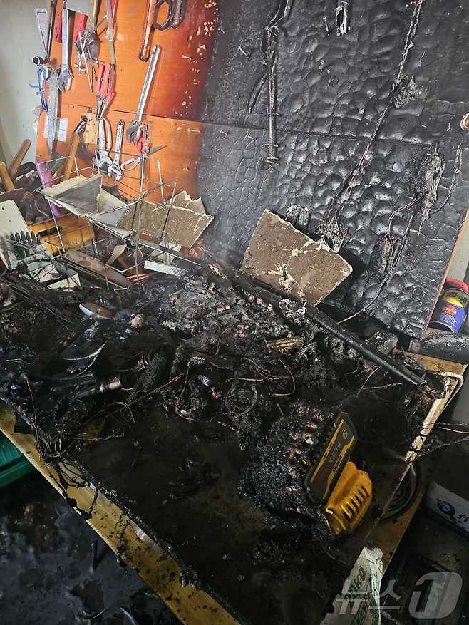 강원 춘천 동내면 아파트 관리사무소 화재 현장.(강원도소방본부)