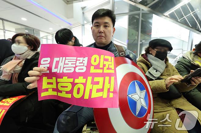 10일 오전 서울 중구 국가인권위원회 앞에서 윤석열 대통령 지지자가 윤 대통령의 불구속 수사를 권고할 것을 인권위에 촉구하고 있다. 2025.2.10/뉴스1 ⓒ News1 신웅수 기자