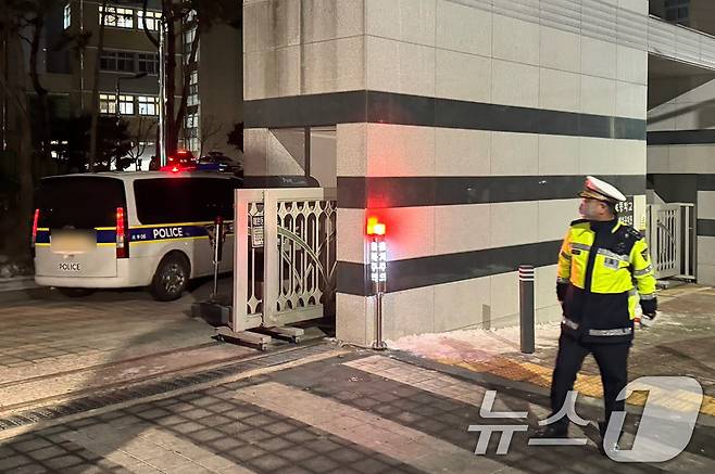 10일 대전 서구 한 초등학교에서 초등학교 1학년 A양이 흉기에 찔려 사망하는 사고가 발생했다. 현장에서 돌봄교사 B(40대)씨도 자상을 입었으나 의식이 있는 상태로 발견돼 병원으로 옮겨졌다. 사고가 발생한 초등학교에 경찰 차량이 들어가고 있다. 2025.2.10/뉴스1 ⓒ News1 양상인 기자