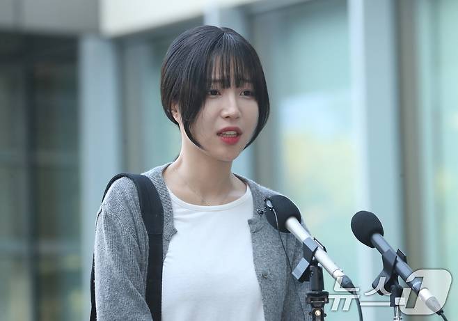 먹방 유튜버 '쯔양'(박정원)이 15일 경기 수원시 영통구 수원지방법원에서 입장 표명을 하고 있다.. 2024.11.15/뉴스1 ⓒ News1 김영운 기자