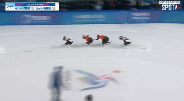 린샤오쥔을 밀어주는 쑨룽. ⓒSPOTV 중계화면 캡처