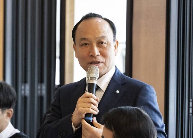 이영조 한국중부발전 사장이 10일 정부세종청사 인근에서 기자간담회를 하고 "급변하는 대외환경에 대응하고, 국가 에너지전환 정책에 부응하기 위해 (중부발전이) 친환경 발전 체계로 단계적으로 개선하고 있다"고 말했다. /한국중부발전