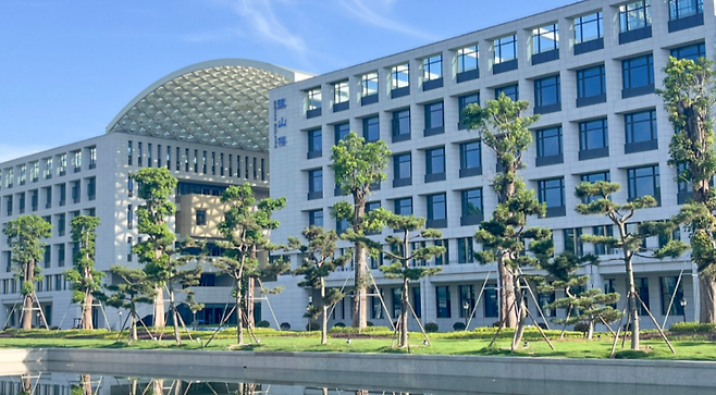 푸야오과학기술대(FYUST) 공공교육실험관 전경. 대학 홈페이지