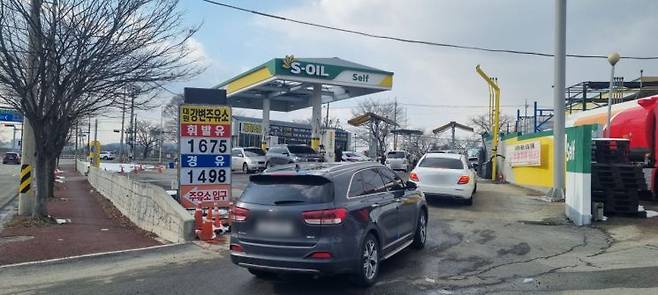 10일 오후 광주 서구 치평동 대원주유소가 입구부터 주유하기 위한 차량들로 줄지어 있다. 민찬기 기자