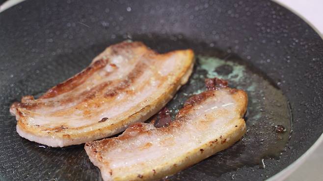 삼겹살 기름 안튀게 굽는법