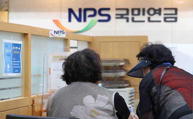 서울 충정로 국민연금공단 서울북부지역본부 9층 민원실을 찾은 시민들이 국민연금 관련 상담을 받고 있다./조선일보DB