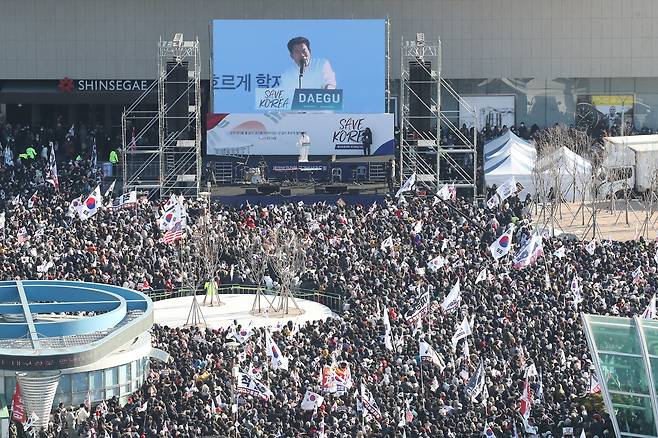 단상 오른 전한길 강사 - 지난 8일 오후 대구 동대구역 박정희 광장에서 열린 윤석열 대통령 탄핵 반대 집회 현장의 모습. 개신교계 단체인 ‘세이브코리아’가 개최했다. 경찰 추산 5만2000명(주최 측 추산 30만명)이 몰렸다. 한국사 강사 전한길씨가 단상에 올라 연설하고 있다. /뉴스1