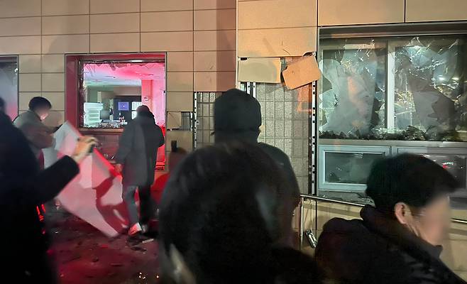 1월 19일 새벽 윤석열 대통령에 대한 구속영장이 발부되자 서울 서부지법에 지지자들이 진입해 난동을 부리고 있다./뉴스1