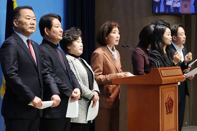 국민의힘 나경원 의원 등 '돌아온 초심(돌초)' 모임 의원들이 10일 국회 소통관에서 국회 정상화를 촉구하는 기자회견을 하고 있다. ⓒ연합뉴스