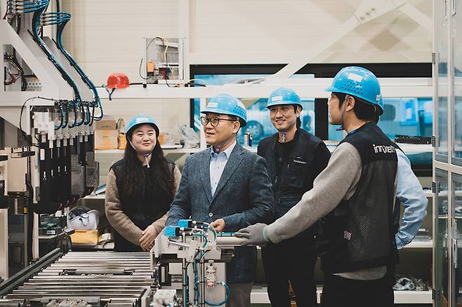 이갑수 이노메트리 대표(왼쪽 두번째)가 생산 공장을 둘러보고 있다. (이노메트리 제공)