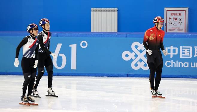 8일(현지 시간) 중국 하얼빈 헤이룽장 빙상훈련센터에서 열린 2025 하얼빈 동계 아시안게임 쇼트트랙 남자 500m 결승 경기에서 4위로 마무리한 중국 쑨룽이 린샤오쥔의 금메달 획득에 기뻐하고 있다. 2025.02.08. /사진=뉴시스