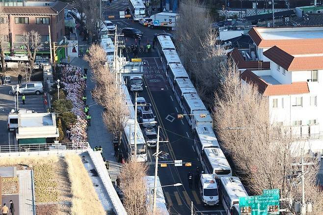 윤석열 대통령이 탄핵심판 6차 변론이 열린 지난 6일 서울 종로구 헌법재판소 주변 도로에 경찰버스로 차벽이 세워져 있다. 연합뉴스