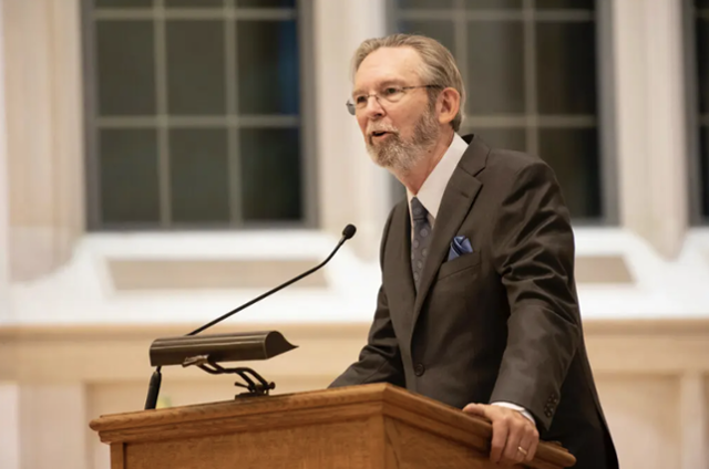 1996년 책 '신약의 윤리적 비전'이란 책에서 동성애를 "신의 사랑의 목적에서 멀어져버린 (...) 비극적 징후 중 하나"라고 규정했던 신학자 리처드 헤이스는 2024년 책 '신의 자비의 확장'에서 신의 자비는 끊임없이 이방인에게 손을 내미는 것이라며 , 성경 일부 구절을 들어 동성애(자)를 악덕으로 배척하는 것은 신의 뜻이 아니라고 주장했다. 그는 "신의 자비는 고정된 경계를 두지 않고 언제나 확장되는 자비"라고 말했다. 2018년 듀크대 강단의 헤이스. Duke University 사진