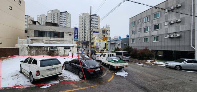 광주광역시가 한강 작가의 노벨문학상 수상을 계기로 추진 중인 책 카페 신축 예정 부지(빨간 선). 광주시는 지난해 11월 중순 한강 작가의 유년 시절 거주했던 집터(노란 선)에서 20여m 떨어진 이 공터를 예비비 4억7,000만 원으로 매입했다.