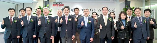 정장수(왼쪽 7번째) 대구시 경제부시장 등 대구시 대표단과 중국 쓰촨성 청두의 관계자 등이 10일 청두에서 '대구 청두사무소' 개소식을 하고 있다. 대구시 제공