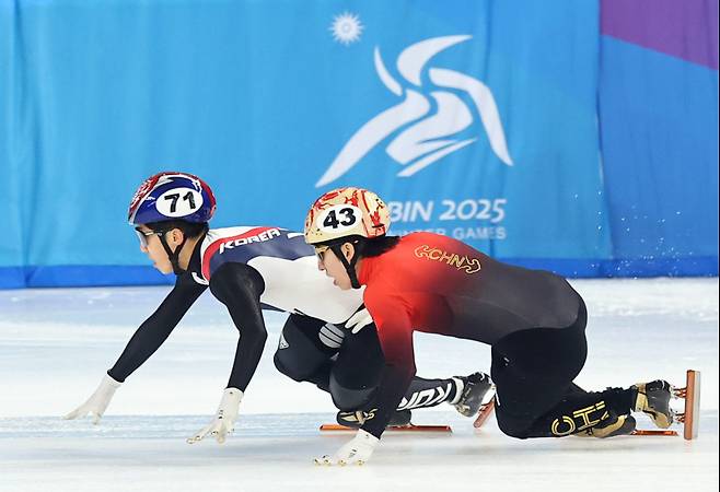 <yonhap photo-3892="">9일 중국 하얼빈 헤이룽장 빙상훈련센터에서 열린 동계아시안게임 쇼트트랙 남자 5000m 계주 결승에서 박지원과 중국 린샤오쥔(한국명 임효준)이 자리를 다투고 있다. 한국 실격, 중국 동메달. [연합뉴스]</yonhap>