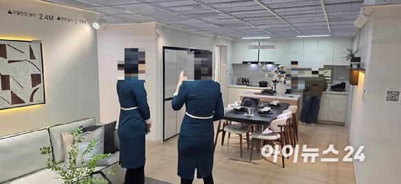 9일 경기 고양 킨텍스에 마련된 고양창릉지구 S5블록 74㎡ 유니트 거실 전경. [사진=이수현 기자]