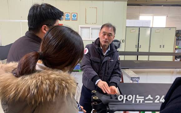 지난 6일 충남 예산 유아이헬리콥터 MRO센터에서 정웅채 유아이헬리콥터 전무가 블레이드 도색 방법 등을 설명하고 있다. [사진=최란 기자]